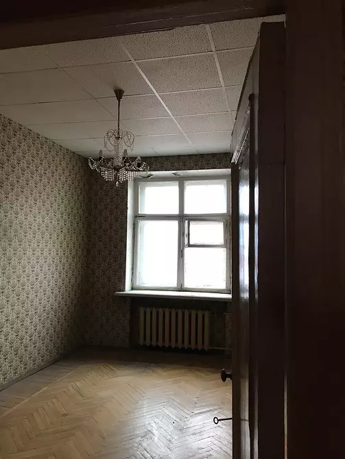 Квартира в старому фонді з білими стінами і яскравими меблями 17108_69