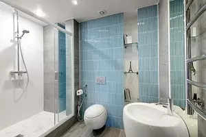 Hoe visueel de badkamer te vergroten: spiegels en glans in decoratie 17441_1