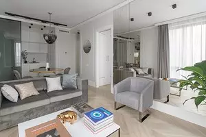 Apartamento com uma área de 45 metros quadrados. m em cores frios com espelhos e gloss 18086_1