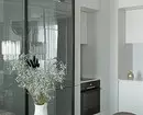 Apartamento com uma área de 45 metros quadrados. m em cores frios com espelhos e gloss 18086_10