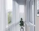 Panoramik slaýzlary bilen balkon dizaýnyny nädip bermeli: möhüm maslahatlar 1836_94