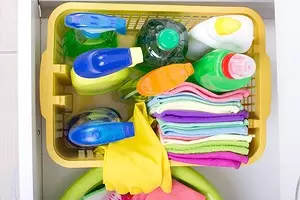 Como e onde almacenar produtos para a limpeza: 8 ideas convenientes e funcionais 1840_1