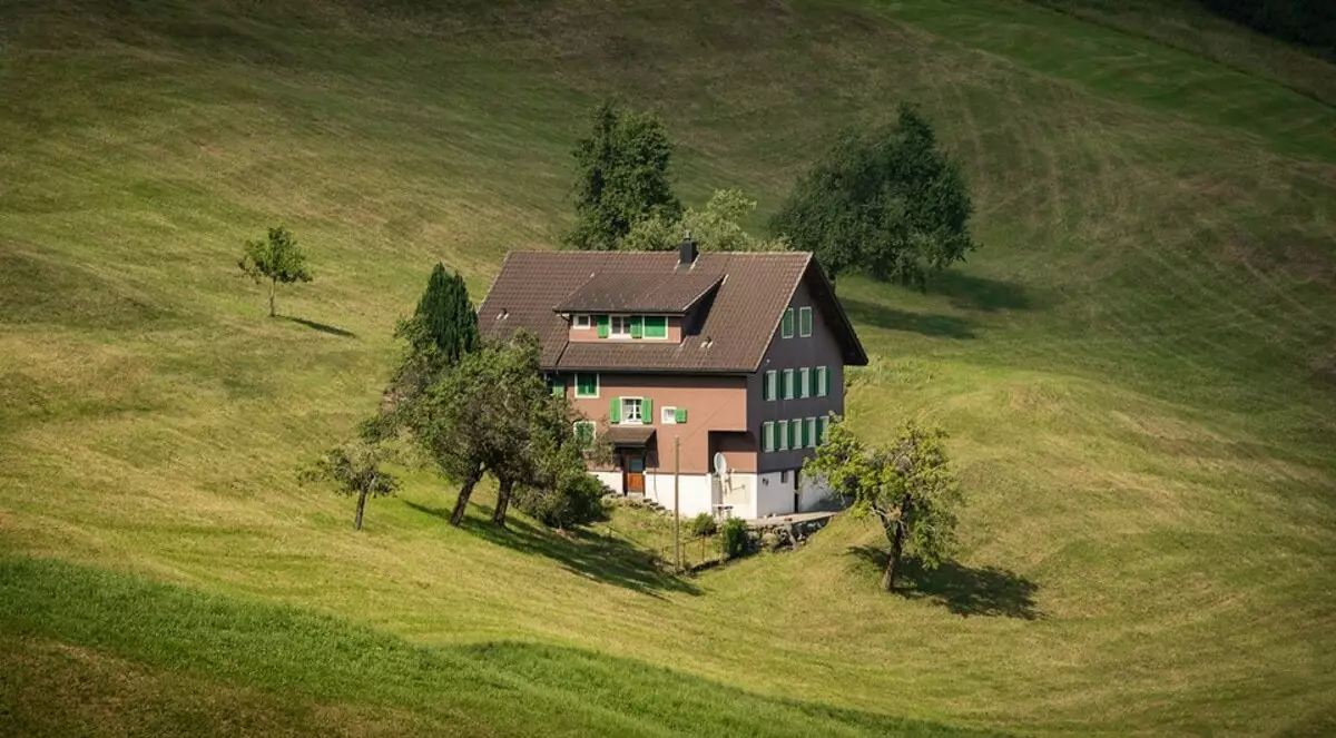 12 Fakten, die Sie über den Bau des Hauses mit schlechten natürlichen Bedingungen wissen müssen