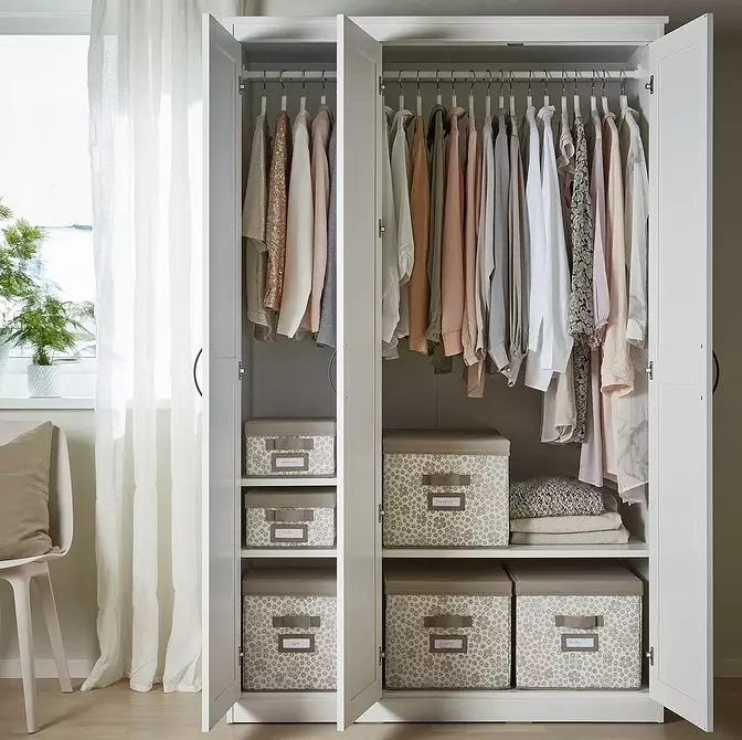 7 organisatsjes IKEA foar opslach garderobe yn 'e kast 2076_36