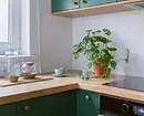 Wicker meubels en in protte indoor-planten: yn dit appartemint hat in sfear fan fekânsje makke 21981_21