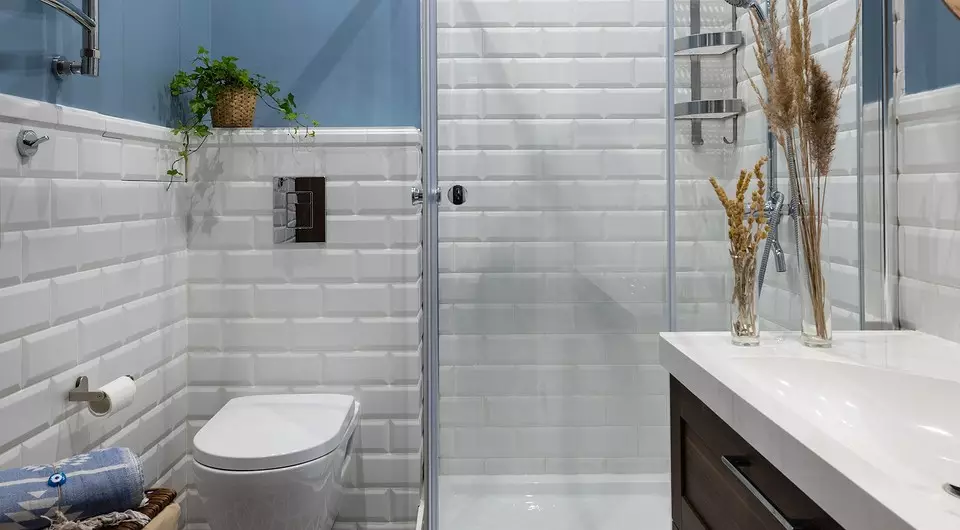 नुहाउनेको साथ एउटा सानो बाथरूम डिजाइन अस्वीकार गर्नुहोस्