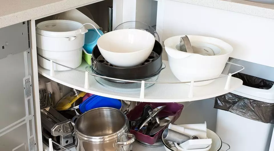 7 สิ่งที่คุณต้องทิ้งถ้ามีความยุ่งเหยิงในตู้ครัวอยู่เสมอ
