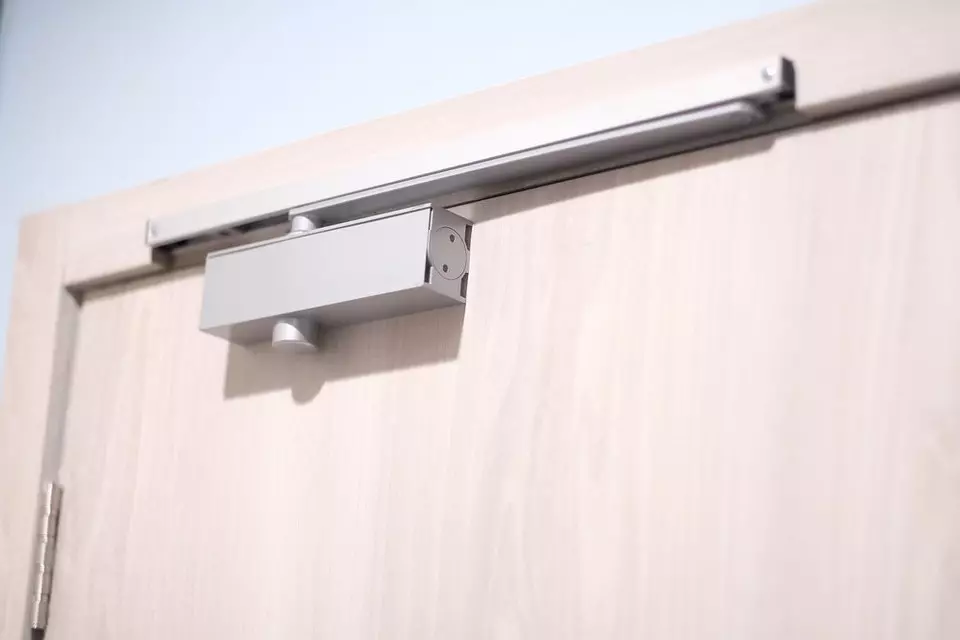 How to install and adjust door closer: guide for beginner masters 2527_7