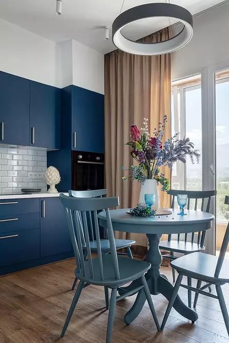 Modrá barva a výhled na hory: Interiér bytu, který pozastaví 2718_14