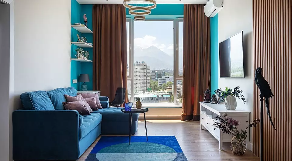 Warna biru dan pemandangan gunung: interior apartemen yang menjeda