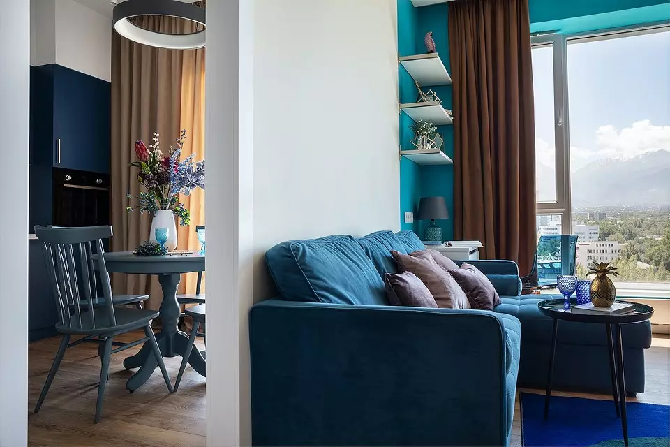 Vedere albastră de culoare și de munte: Interiorul apartamentului care pauzează 2718_4