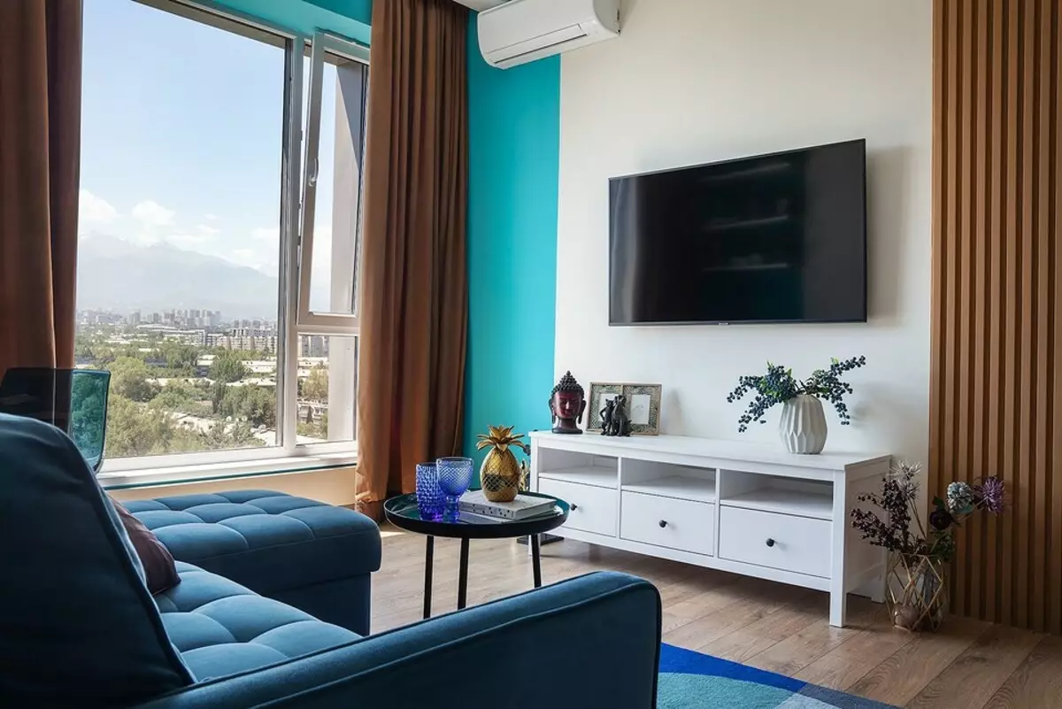 Warna biru dan pemandangan gunung: bahagian dalam apartmen yang berhenti 2718_5