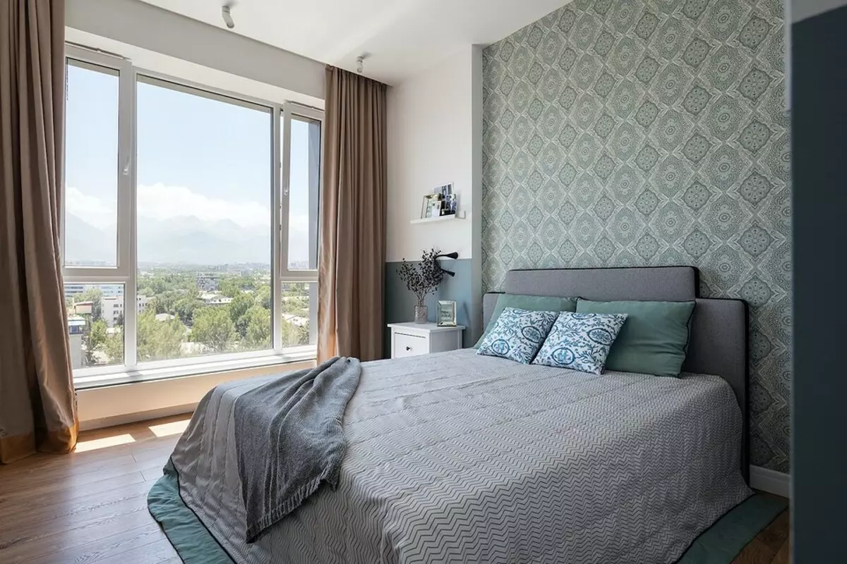 Warna biru dan pemandangan gunung: interior apartemen yang menjeda 2718_6