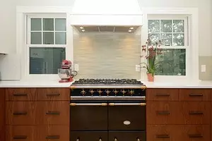 Cum de a aranja o bucătărie cu două ferestre: opțiuni de proiectare în funcție de planificare 2754_1