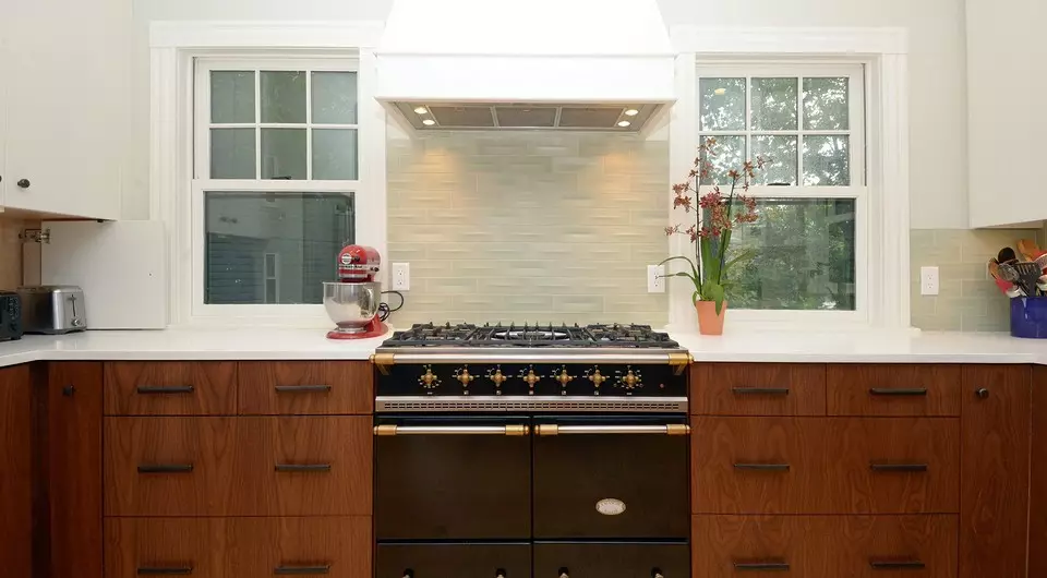 Kaip organizuoti virtuvę su dviem langais: dizaino parinktys Priklausomai nuo planavimo