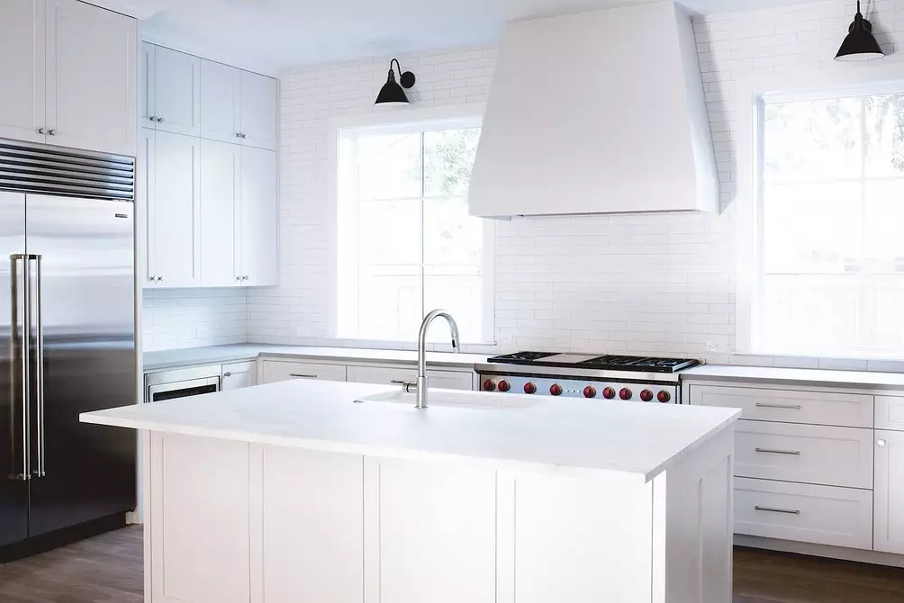 Cum de a aranja o bucătărie cu două ferestre: opțiuni de proiectare în funcție de planificare 2754_27