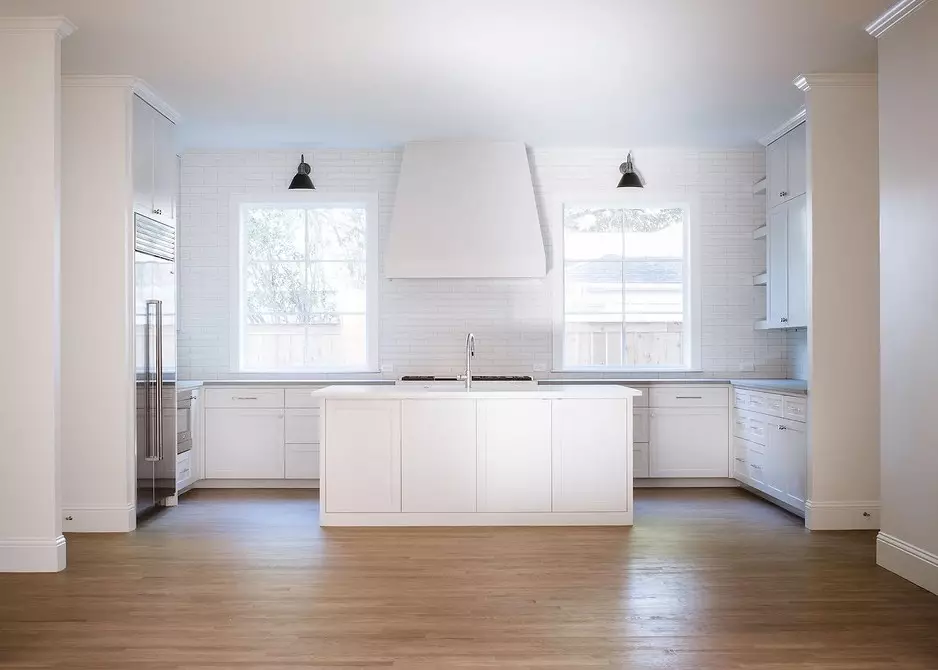 Как да подредите кухня с два прозореца: опции за проектиране в зависимост от планирането 2754_28