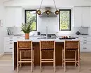 Cum de a aranja o bucătărie cu două ferestre: opțiuni de proiectare în funcție de planificare 2754_48