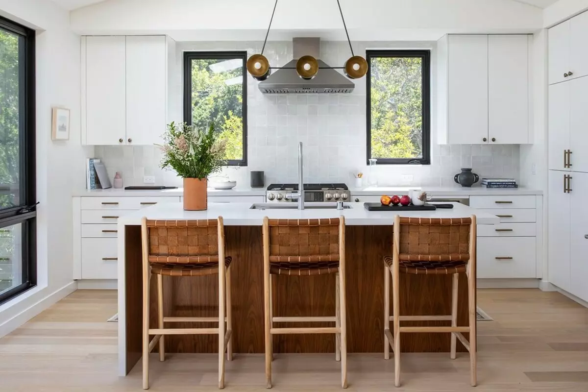 Kā sakārtot virtuvi ar diviem logiem: dizaina iespējas atkarībā no plānošanas 2754_59