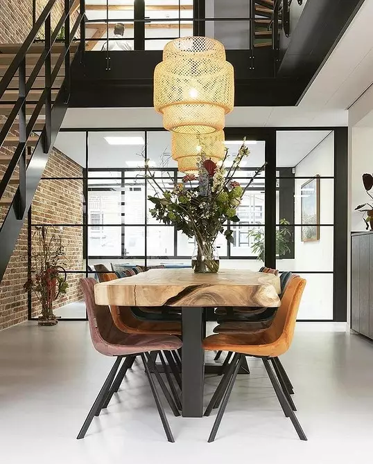 Comment organiser une maison de campagne dans le style loft: conseils et 3 exemples réels des designers 2766_10