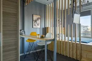 5 maliit na apartment, kung saan sa halip ng isang kama - podium (at kung ano ang sinasabi ng mga designer tungkol dito) 2853_1