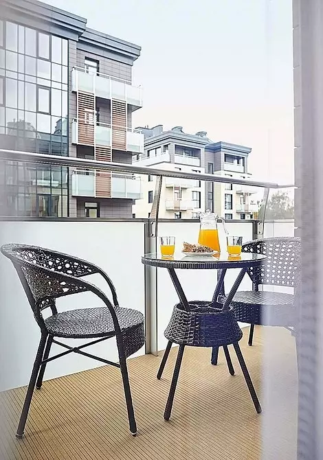 Zimowy ogród, biuro lub miejsce odpoczynku: 8 przytulnych i funkcjonalnych balkonów, które wydano projektantów 2868_12