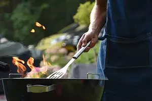 Come lavare rapidamente il braciere, il barbecue e i piatti dopo un picnic 2871_1