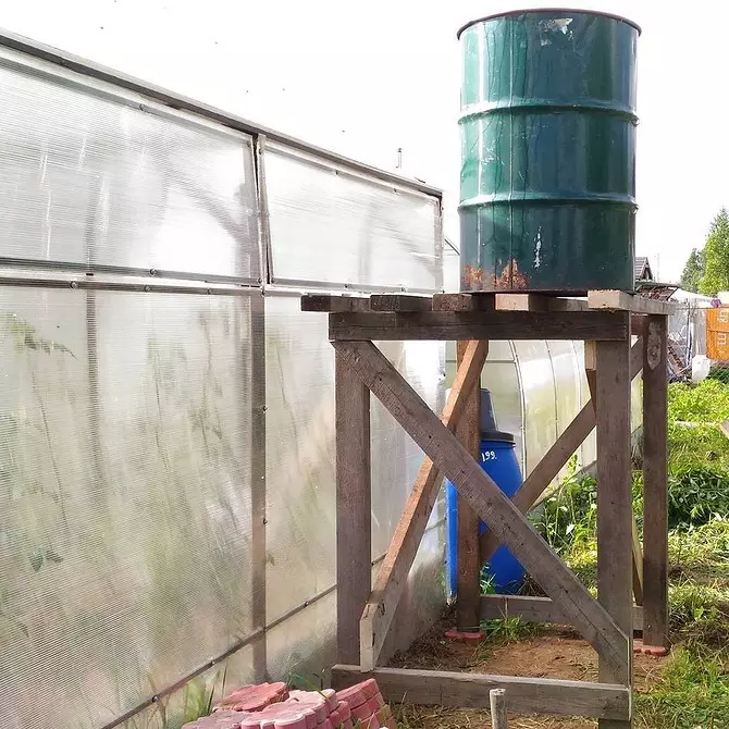Recopilamos un sistema de riego por goteo para invernaderos de un barril durante 3 pasos. 2883_15