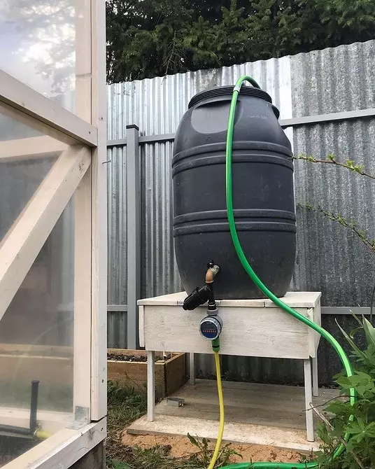 Recopilamos un sistema de riego por goteo para invernaderos de un barril durante 3 pasos. 2883_24
