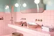 Pink banyosunun tasarımını dekore ediyoruz, böylece iç uygun ve şık görünüyor.