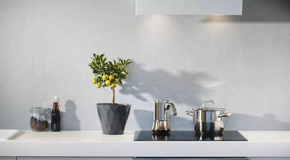 Каква маса за бяла кухня: 4 универсални цвята и 6 популярни материали