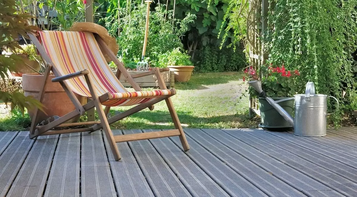 Wie man Flecken auf einem Baum loswerden: 7 effektive Möglichkeiten, die Möbel, die Terrasse und nicht nur zu reinigen