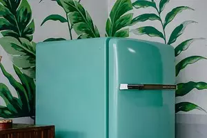 7 nga mga hinungdan ngano nga ang refrigerator nag-agos sa sulod ug sa gawas 2916_1