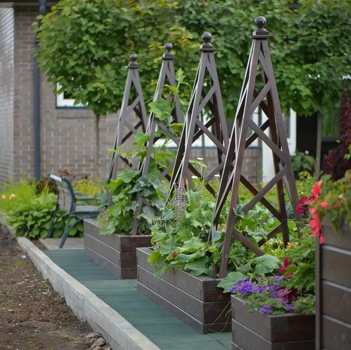 Wat en hoe te lânjen op in plantaardige blommenbedriuw: 7 ideeën fan nuttich en ûngewoan ûntwerp fan bêden 3017_38