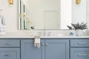 Modes dizains zilā vannas istabā: mēs izvēlamies toņus, faktūras un materiālus 3036_1