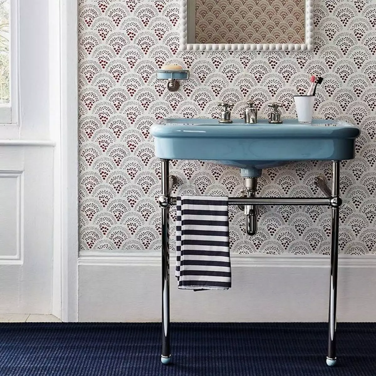 Muodikas muotoinen sininen kylpyhuone: Valitse sävyt, tekstuurit ja materiaalit 3036_144