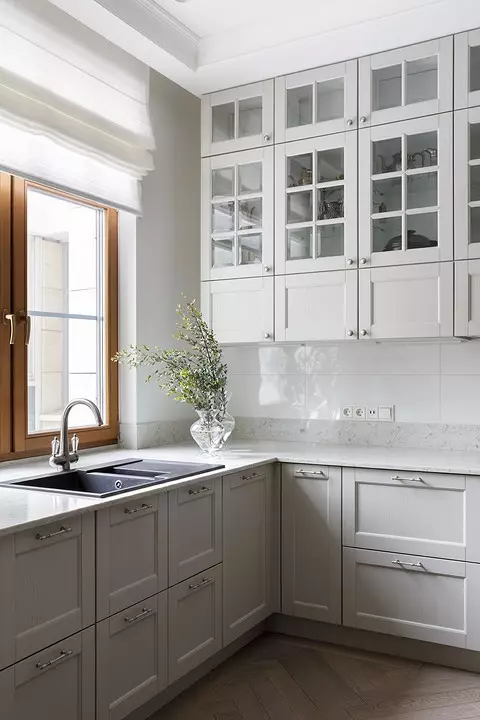 Кухонна мийка перед вікном - в
