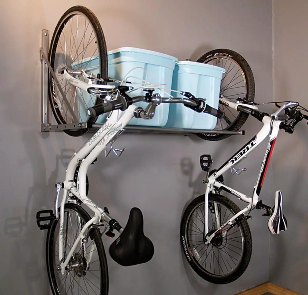 Велосипед, шини і банки з соліннями: ідеї для зберігання 5 речей, які ви хочете прибрати з балкона 3045_8