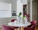 Kamar tidur hejo, kamar mandi hideung sareng raspberry: apartemen di Moscow, dimana seueur warna 3057_18