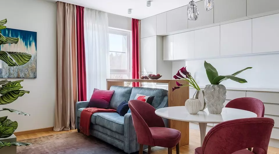 Kamar tidur hejo, kamar mandi hideung sareng raspberry: apartemen di Moscow, dimana seueur warna