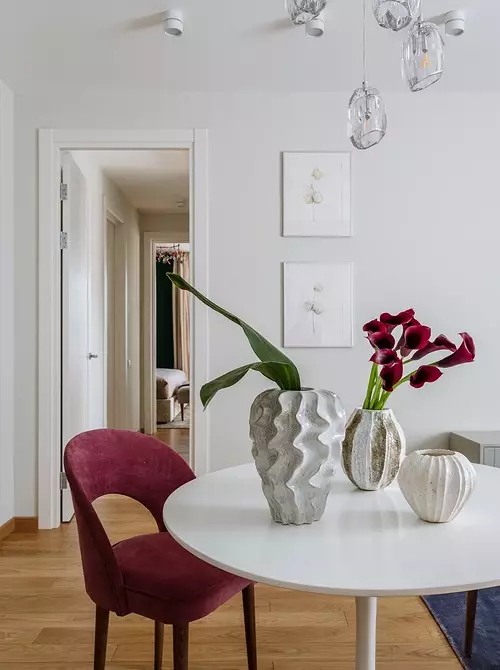 Chambre verte, bleu bleu et salle de bain de framboise: appartement à Moscou, dans lequel beaucoup de couleurs 3057_43