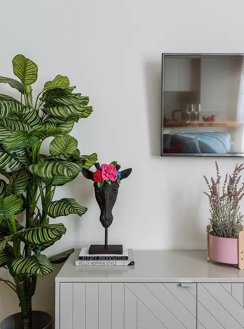 Chambre verte, bleu bleu et salle de bain de framboise: appartement à Moscou, dans lequel beaucoup de couleurs 3057_44