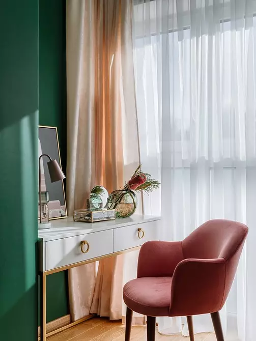 Kamar tidur hijau, kamar mandi anak-anak dan raspberry biru: Apartemen di Moskow, di mana banyak warna 3057_50