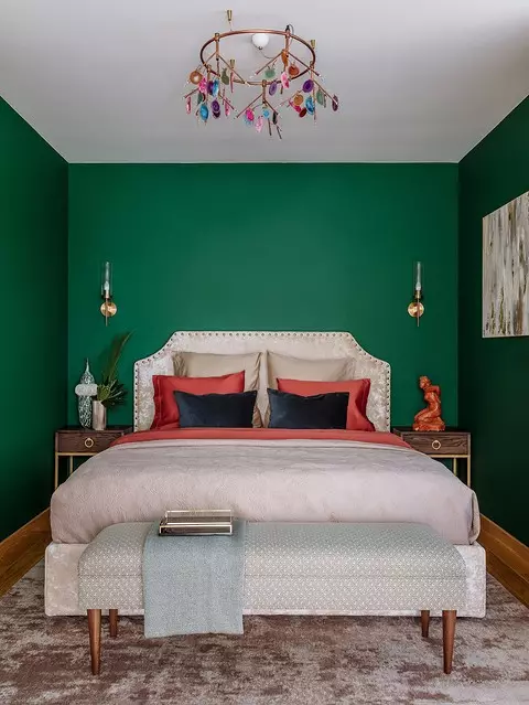 Kamar tidur hijau, kamar mandi anak-anak dan raspberry biru: Apartemen di Moskow, di mana banyak warna 3057_6