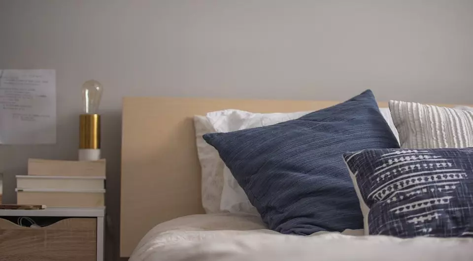 Çfarë një jastëk për të fjetur është më e mirë për të zgjedhur: Ne i kuptojmë llojet e mbushësve dhe parametrave