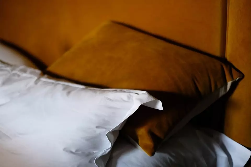ما وسادة للنوم أفضل للاختيار: نحن نفهم أنواع الحشو والمعلمات 3066_6