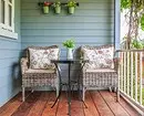 Cum să decoreze o terasă foarte mică la cabana: 6 idei frumoase 3111_2