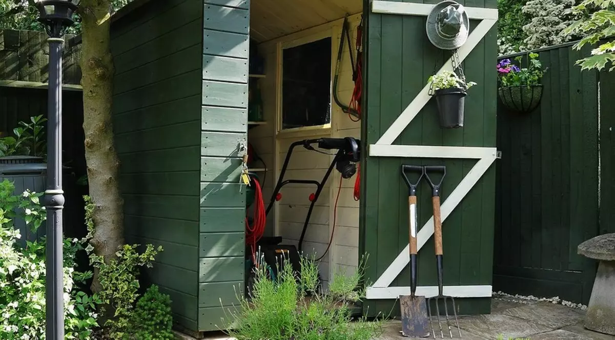 So speichern Sie Gartenwerkzeuge, damit sie nicht viel Platz besetzen: 7 Wege und Beispiele