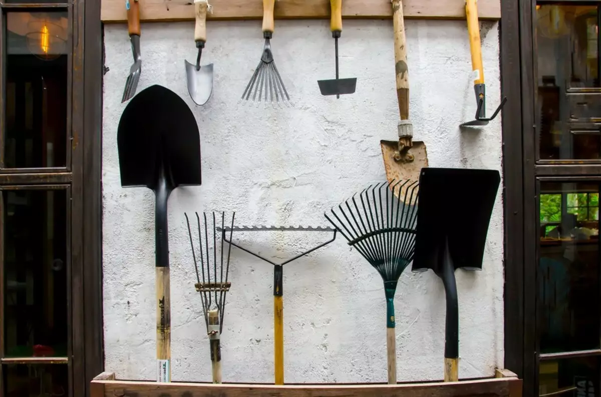 How to store garden tools so that they do not occupy a lot of space: 7 ways and examples 3132_25