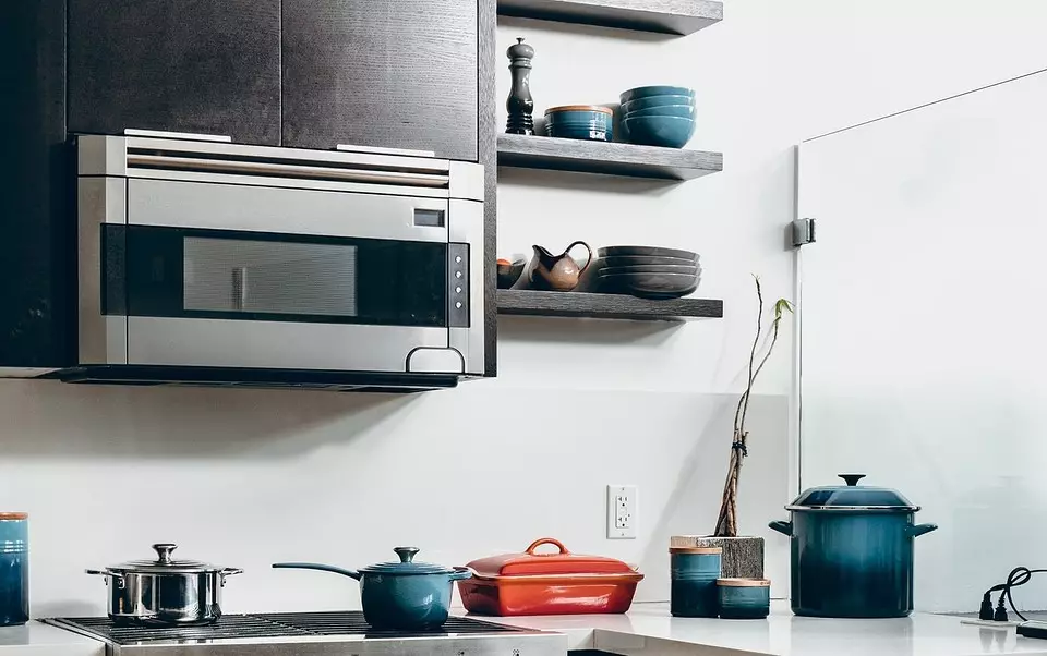 È possibile mettere un forno a microonde al frigorifero dall'alto o nelle vicinanze: rispondere alla domanda controversa 3164_8